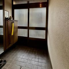 玄関は明るく大型シューズボックス付です。