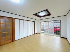 南向きで開放的な15.63帖のリビング。