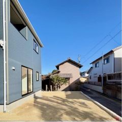 建物南側に陽当たり良好な広いお庭付です。