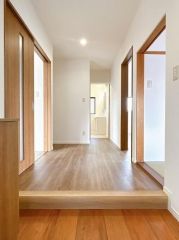 コチラは別アングルからの玄関の写真です。