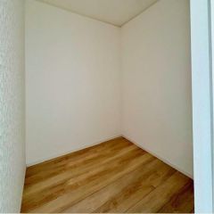 このお部屋のWICの中はこんな感じです。