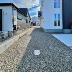 建物南側に陽当たり良好なお庭があります。