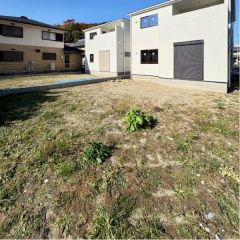 建物南側に陽当たり良好な広いお庭です。