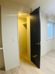 この部屋にあるウォークインクローゼット。