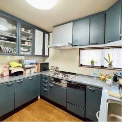 キッチンには収納も豊富でとても便利です。