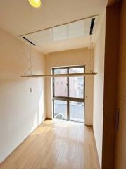 2階フロアに昇降式の室内干しがあります。
