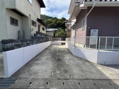 駐車場は縦列で2台分のスペースです。