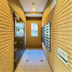 玄関奥に宅配＆メールボックスがあります。