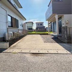 駐車場は2台分のスペースがあります。