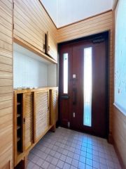 玄関周りはシンプルで暖かみがあります。