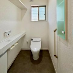 1階トイレは内水栓と収納付で機能的です。