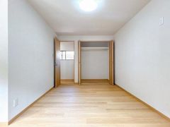 2階南東にある8.5帖の洋室になります。