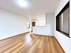 南向きで開放的な15.75帖のリビング。