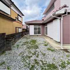 建物南側に陽当たり良好な広いお庭です。