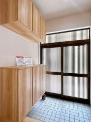 玄関周りはシンプルで暖かみがあります。