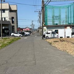西前面道路から外観を見るとこんな感じ