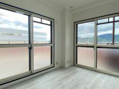 コチラは北西にある4帖の洋室になります。