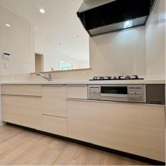 リビングを見渡せるカウンターキッチン。