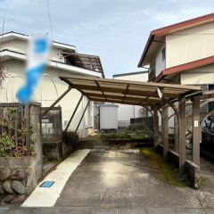 駐車場にはカーポートが付いています。
