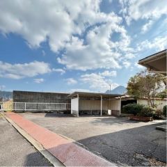 駐車場は6台分のスペースがあります。