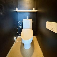 トイレには収納棚も付いていて便利です。