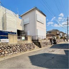 南西前面道路から建物を見るとこんな感じ。