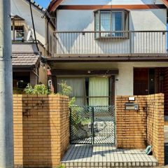 玄関前には立派な門扉が付いています♪