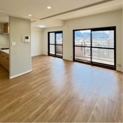 南向き陽当り良好な17帖のリビングです。