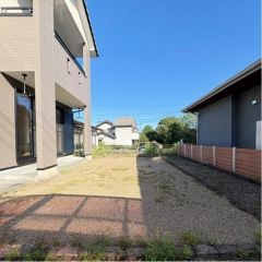 陽当たり良好で広いお庭が付いています。