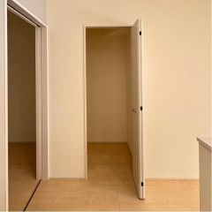 キッチン横に便利な収納があります。