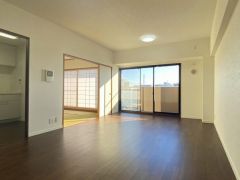 南向きで開放的な17帖あるリビングです。