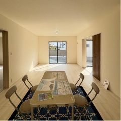 南向き陽当り良好な18.2帖のリビング。