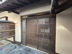 玄関扉は鍵交換をしました。