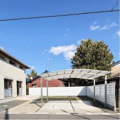 駐車場はカーポート含め3台分のスペース。