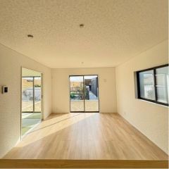 南向きで陽当り良好な16帖あるリビング。