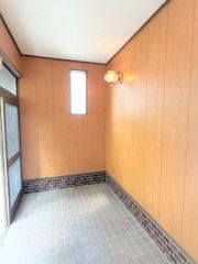玄関周りはシンプルで明るいデザインです。