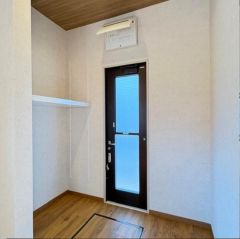 キッチン奥に収納スペースと勝手口付です。