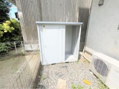 お庭には各種収納に便利な物置があります。