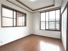 リフォーム済の2階6帖の洋室です。