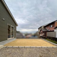 建物南側に陽当たり良好なお庭があります。
