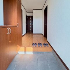 玄関は明るく大型シューズボックス付です。