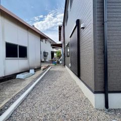 建物南側に陽当たり良好なお庭があります。