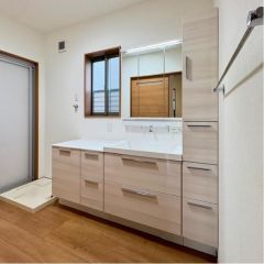 洗面台は収納付シャンプードレッサー仕様。