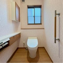 トイレには収納も付いていて便利ですね♪