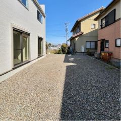 建物南側に陽当たり良好な広いお庭付です。