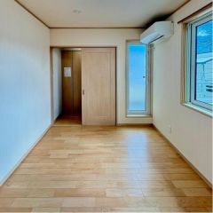 南向きで陽当たり良好な6帖ある主寝室。