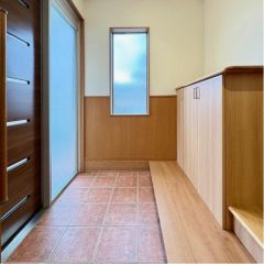 玄関周りは明るく、開放感がります。