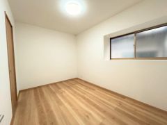 コチラ1階北東にある6帖の洋室です。