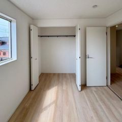 2階中側にある5.2帖の洋室になります。