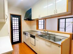 リビングを見渡せるカウンターキッチン。